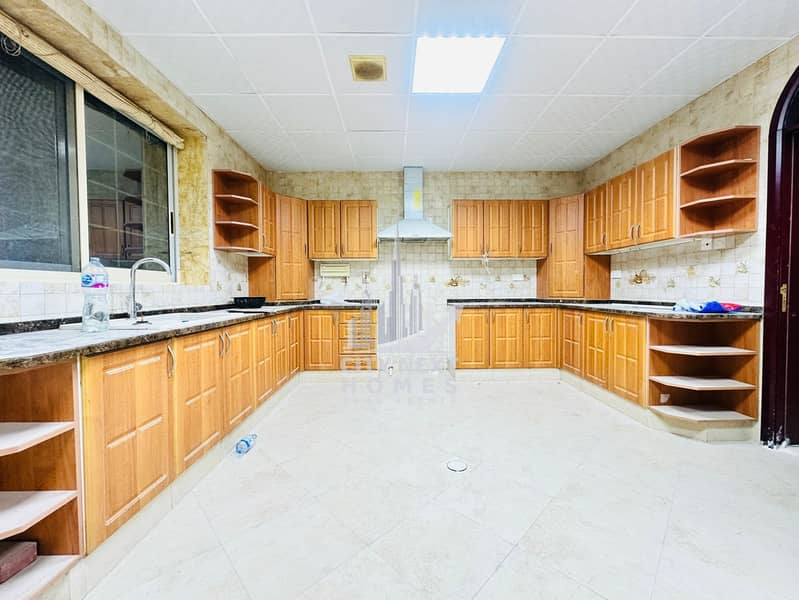 8 Bedrooms / Huge Majlis / Hall / Maid / Driver