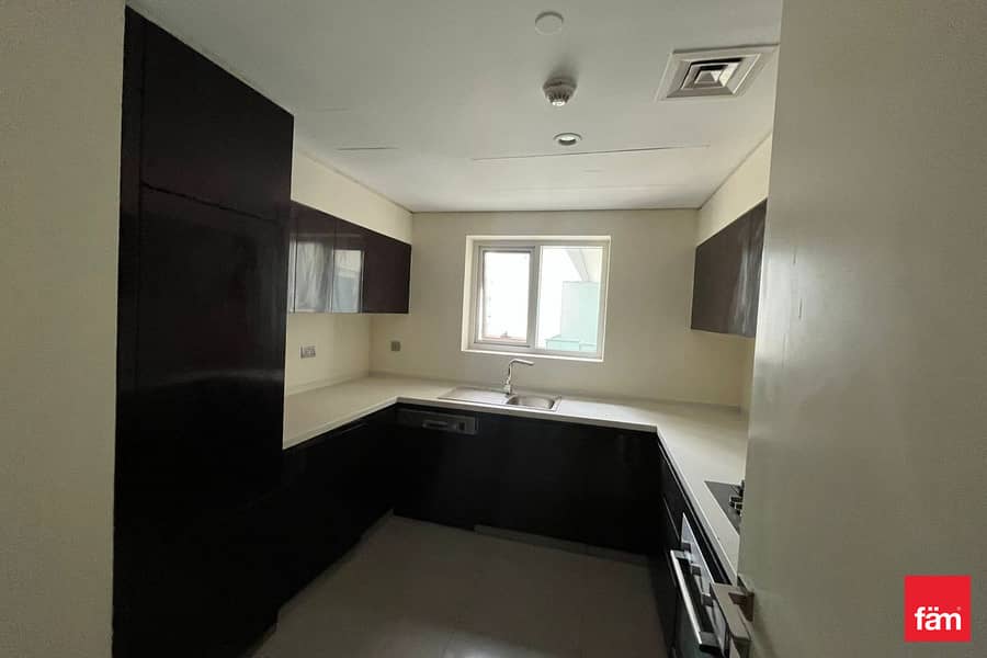 Vacant | Bright Unit | Fully furnished - Image 15