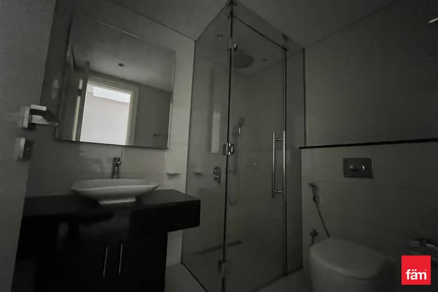 Vacant | Bright Unit | Fully furnished - Image 16