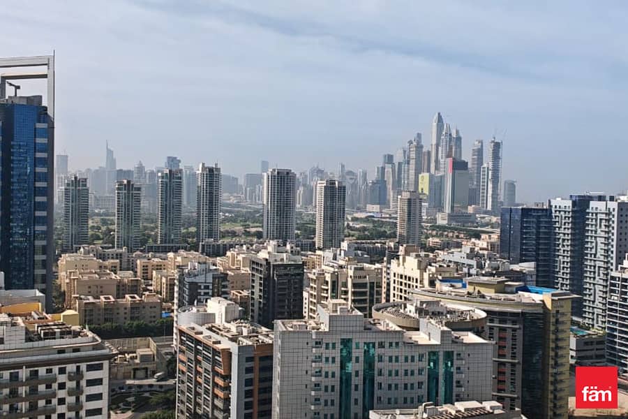 Spacious apt, Burj Khalifa view, near metro!