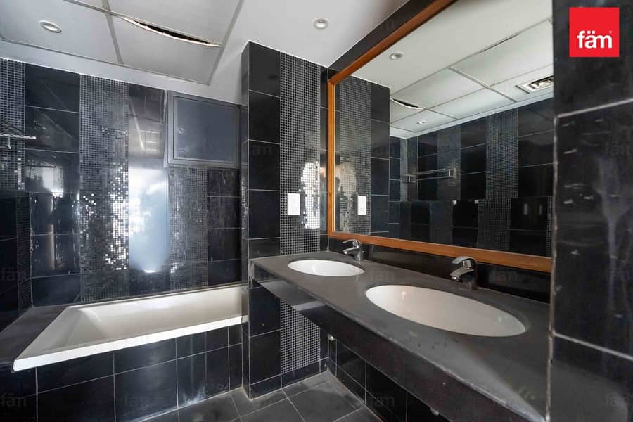 Spacious apt, Burj Khalifa view, near metro! - Image 12