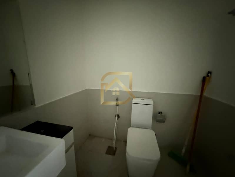 Stylish Residence | Peaceful Community | 4 chqs - Image 17