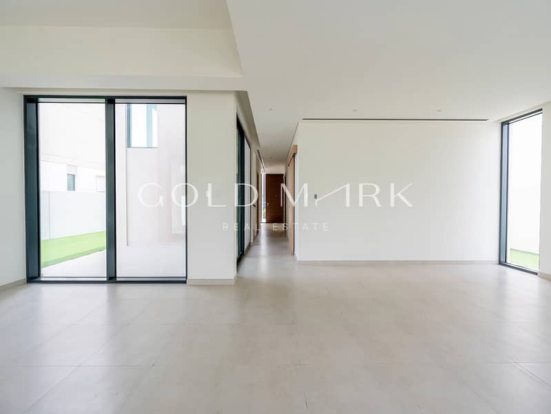 Large Plot | Near to Amenities | Multiple Options