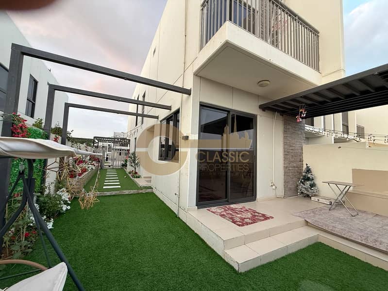 SINGLE ROW | CORNER 3BR | CLOSED KITCHEN | R2EM