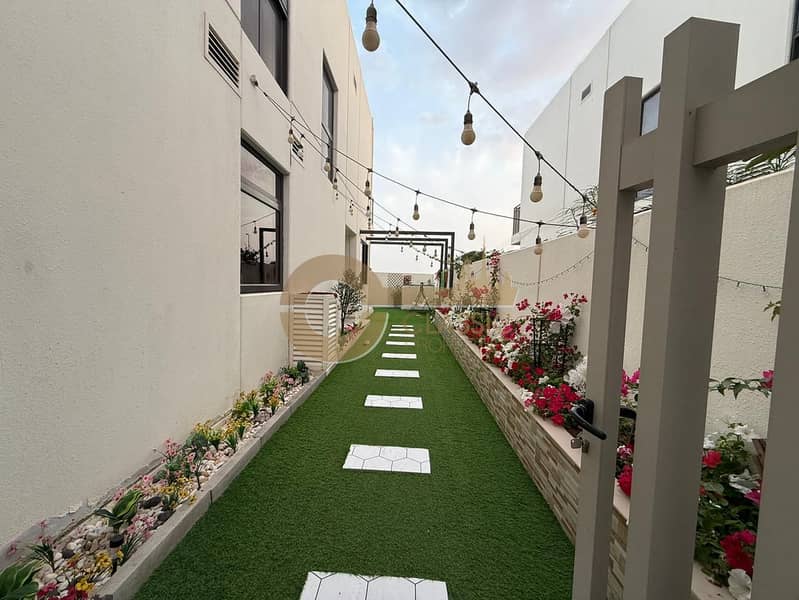 SINGLE ROW | CORNER 3BR | CLOSED KITCHEN | R2EM - Image 17