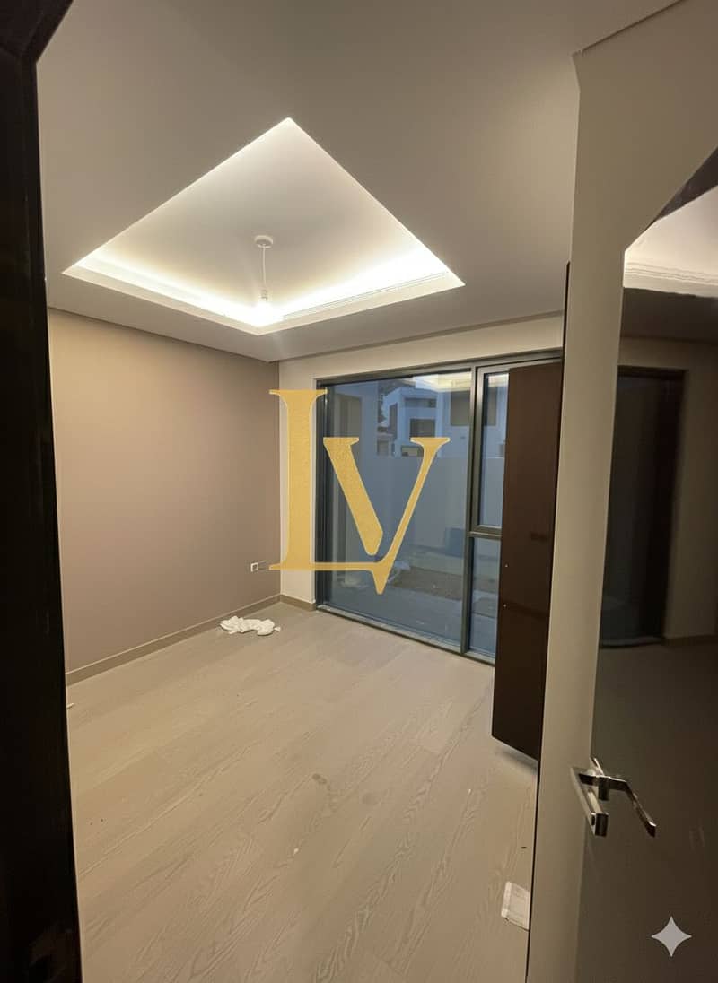 6 BR | END CORNER |SINGLE ROW | VACANT | READY TO MOVE