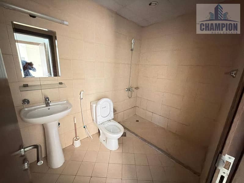 Luxury 1bedroom Prime Location Front of Silicon Central Mall - Image 11