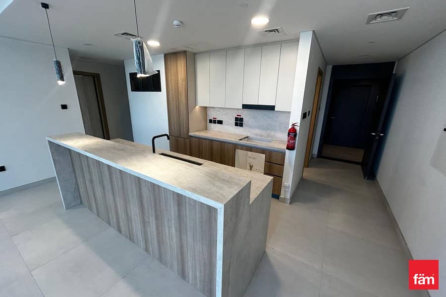 CORNER UNIT | BIGGEST LAYOUT | PRIMUIM LIVING