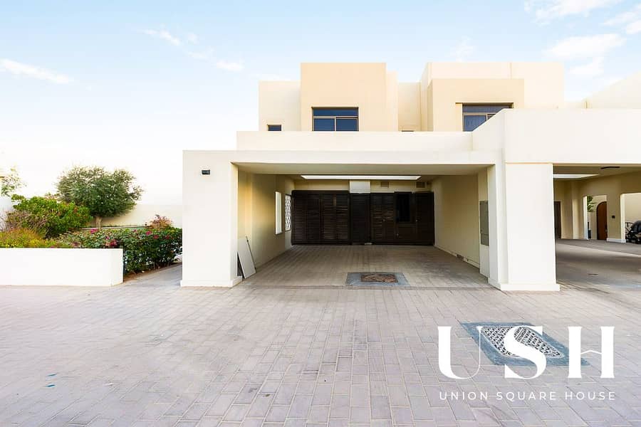 Single Row 4-Bedroom Townhouse for Rent | 7,297 sq. ft Large Plot