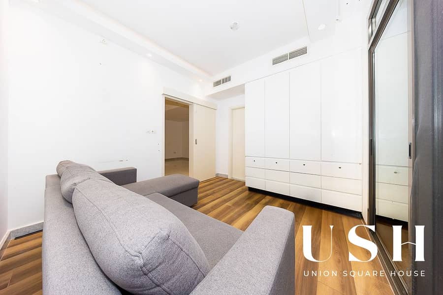 Single Row 4-Bedroom Townhouse for Rent | 7,297 sq. ft Large Plot