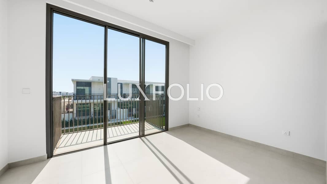 Large Plot| On Park | Full Corner - Image 11