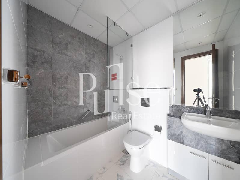 Elegant 2BR with Stunning Canal and Sea Views - Image 11