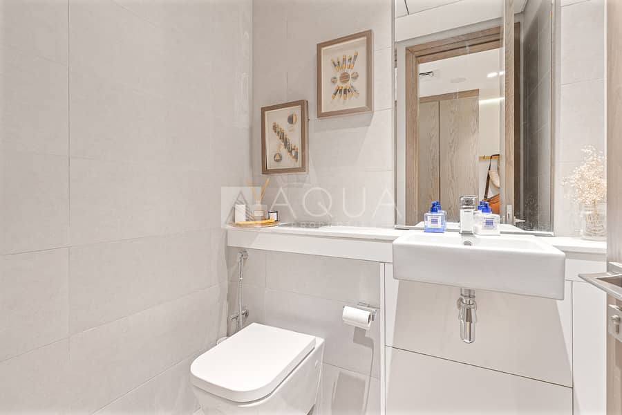 High Floor | Upgraded Corner Unit | Canal Views - Image 16