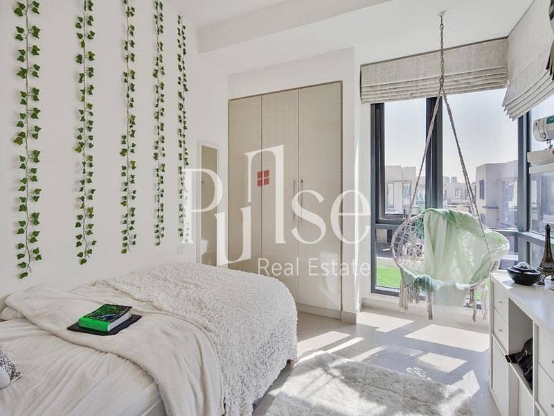 Corner Single Row 4BR | Prime Location - Image 9