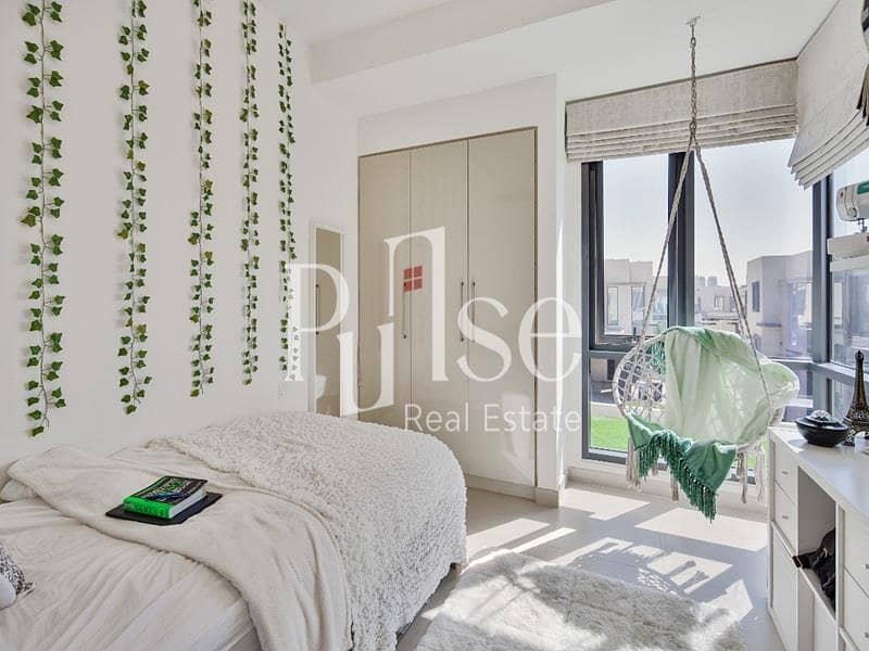 Corner Single Row 4BR | Prime Location - Image 11