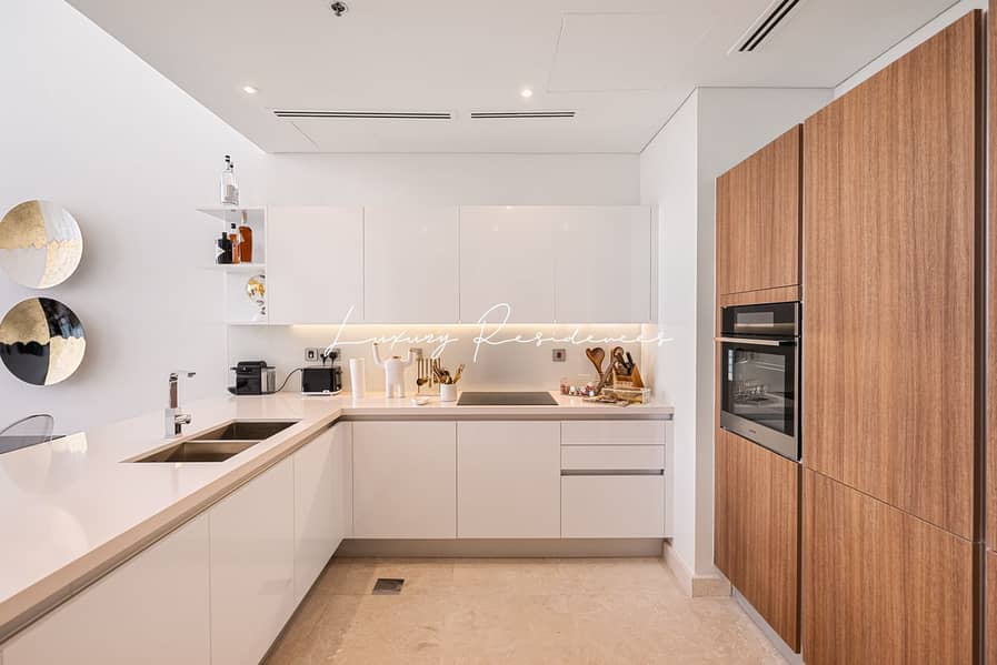 **Exquisite 2-bed Seafront Apartment | Sea Views** - Image 10