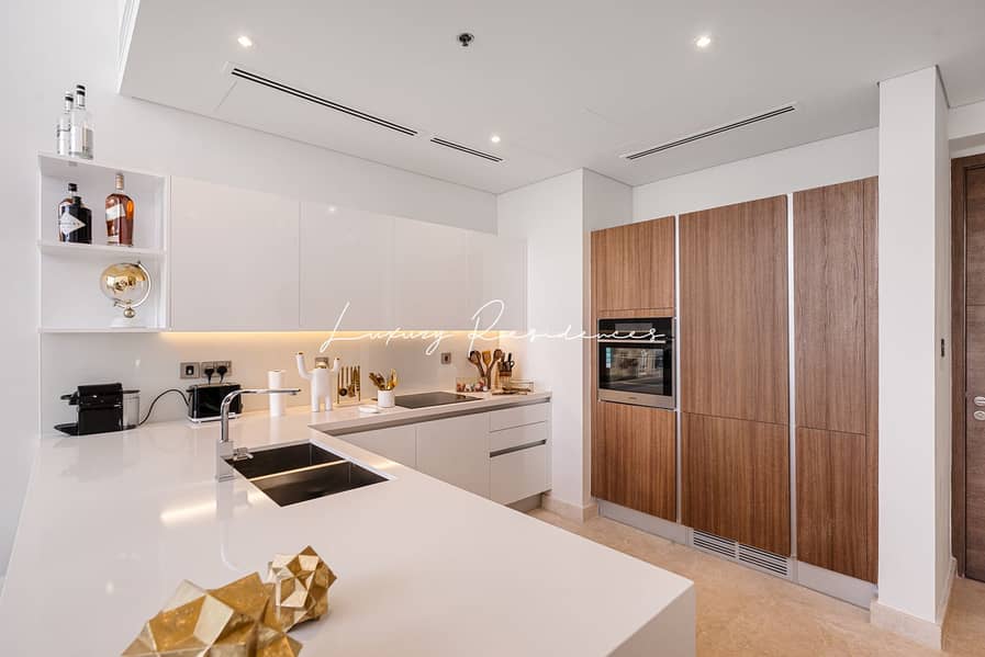 **Exquisite 2-bed Seafront Apartment | Sea Views** - Image 12