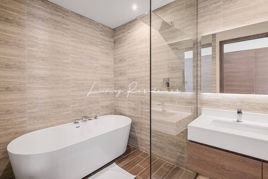 **Exquisite 2-bed Seafront Apartment | Sea Views** - Image 17