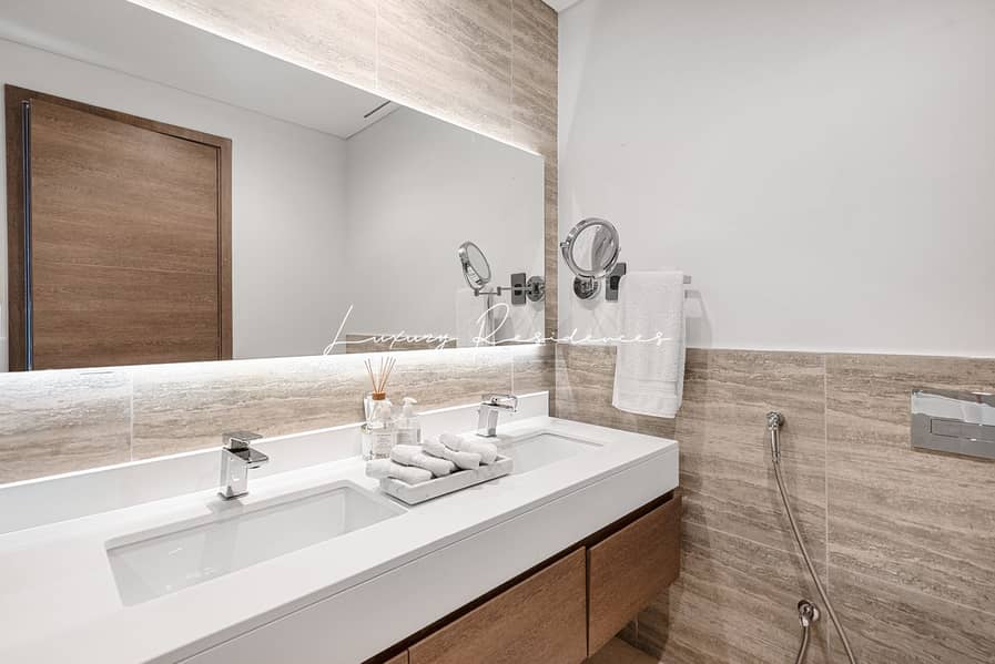 **Exquisite 2-bed Seafront Apartment | Sea Views** - Image 18