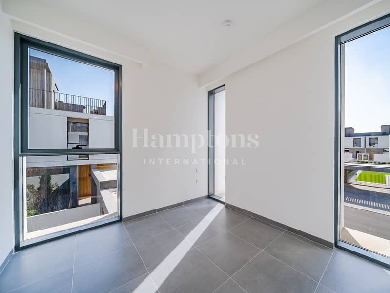 Single Row | Large Layout | Vacant