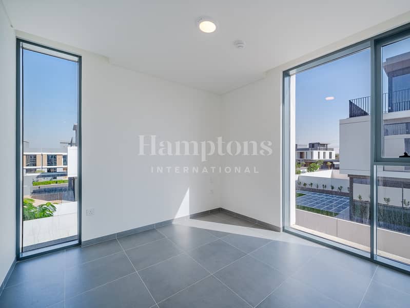 Single Row | Large Layout | Vacant