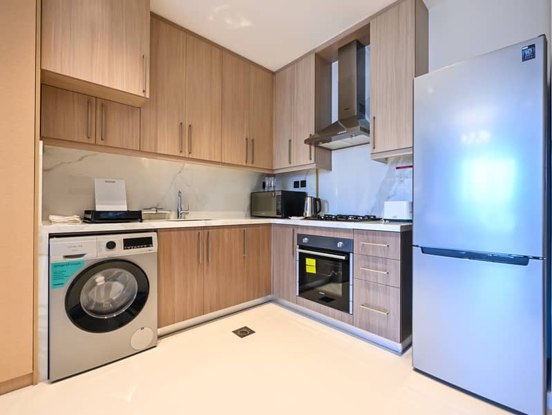 Elite Downtown 2 // Furnished Studio Apartment (Monthly Options) - Image 6