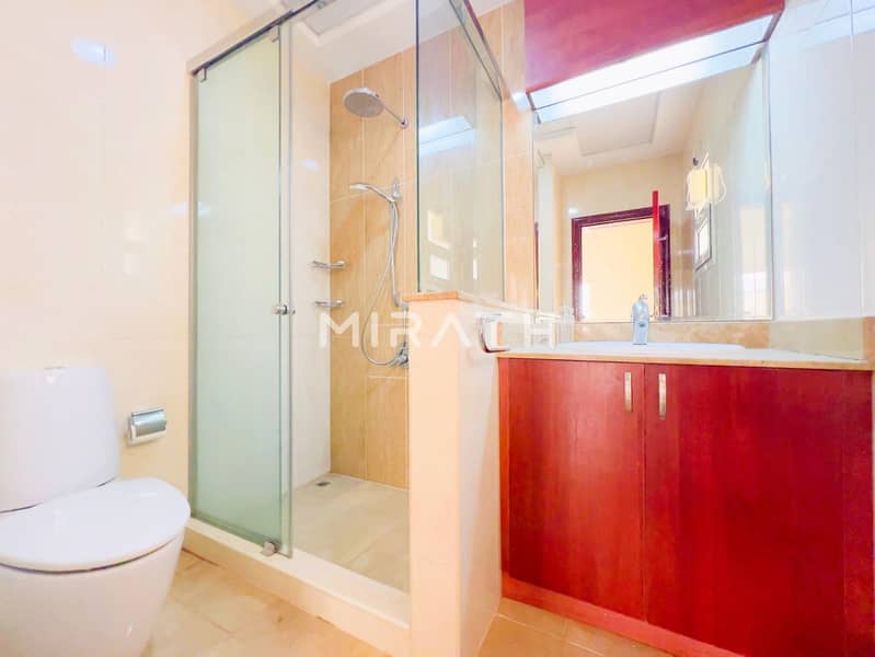 Spacious Villa | 4 cheques | Prime Location - Image 11