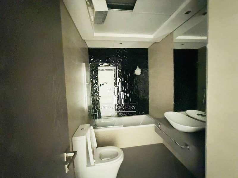 Ready to move in | Prime Location | Pool View - Image 12