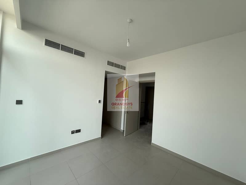 Spacious ll Modern Layout |l Prime Location - Image 8