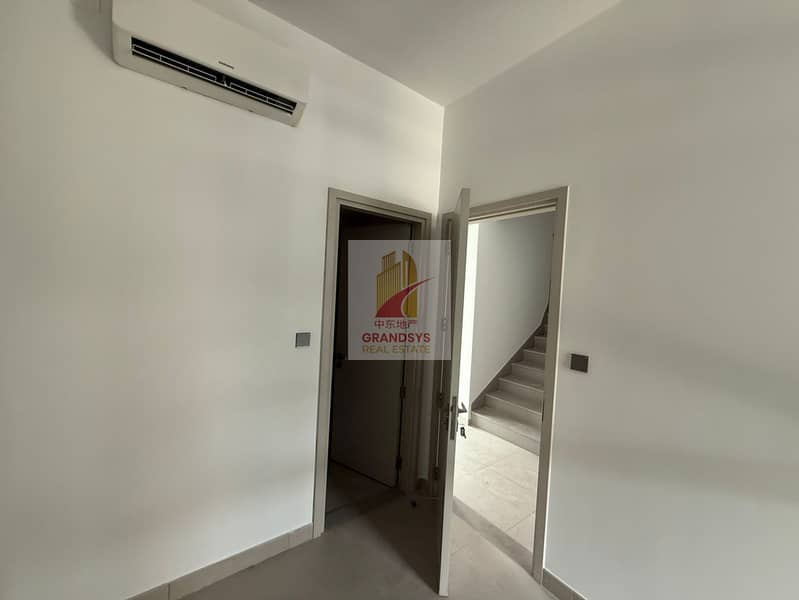 Spacious ll Modern Layout |l Prime Location - Image 11