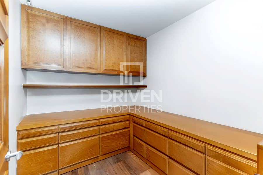 Prime Unit in Iconic Tower | Prestigious Location - Image 9