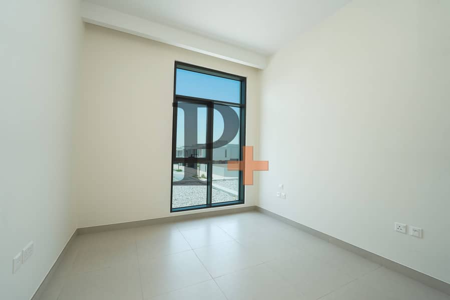 End Unit | Landscaped | Huge Garden | On The Park - Image 6