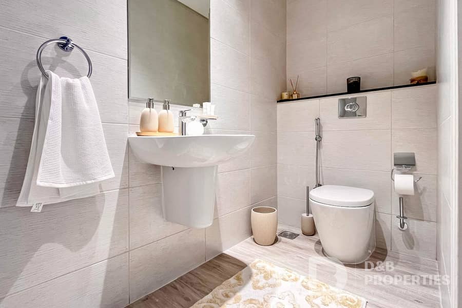 Fully Upgraded | Vacant | Luxurious - Image 11