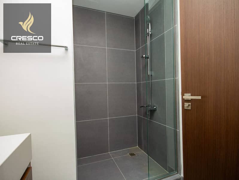 Elegant Unit | Creek Views | Prime Location - Image 14