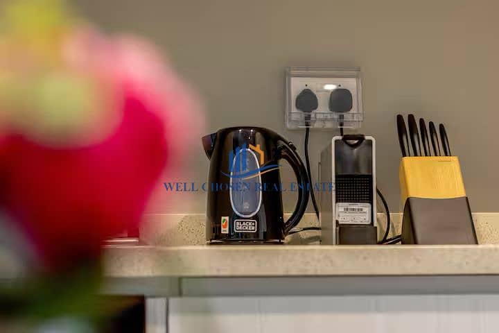 Canal View | High Floor | Furnished | Prime Location - Image 8