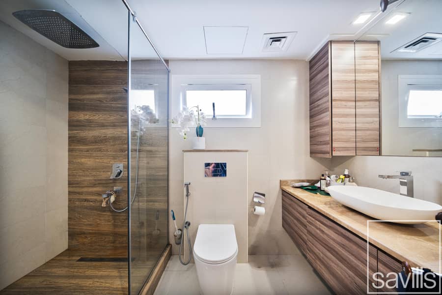 Stunning Lake Skyline View | Extended | Upgraded - Image 10