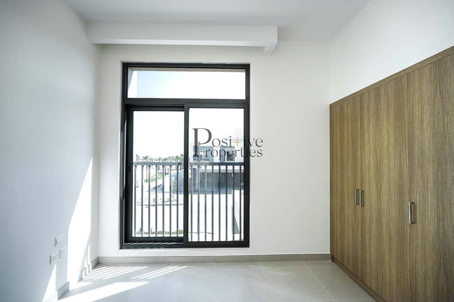 Single Row | Beachfront Living | Premium Villa - Image 6