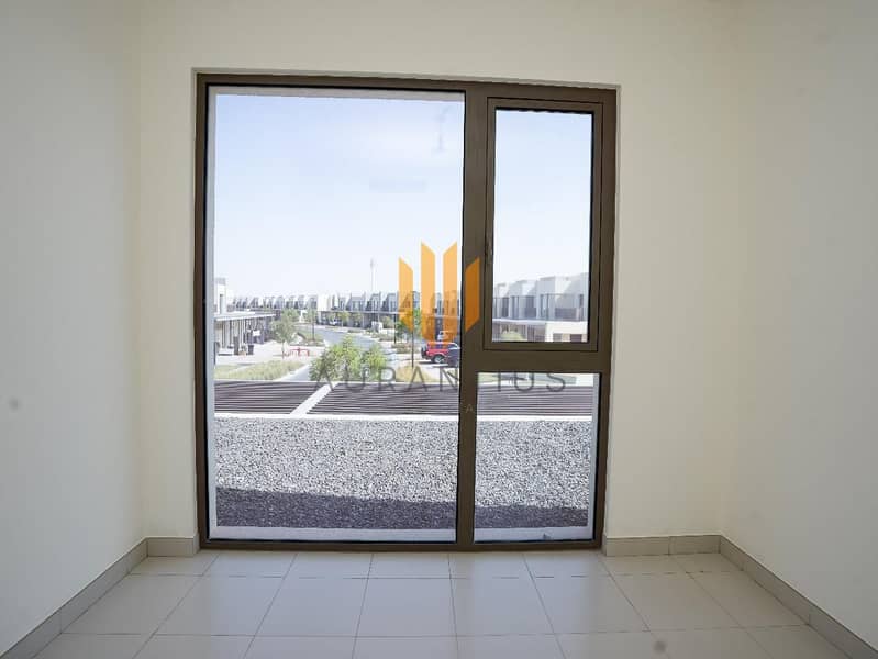 Single Row | Unfurnished | Direct To Pool - Image 7