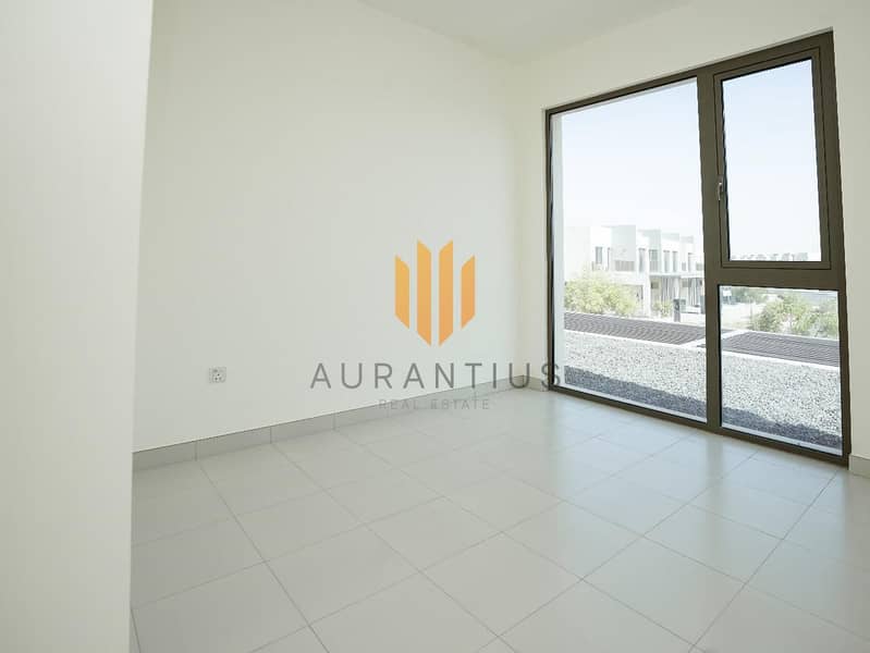 Single Row | Unfurnished | Direct To Pool - Image 9