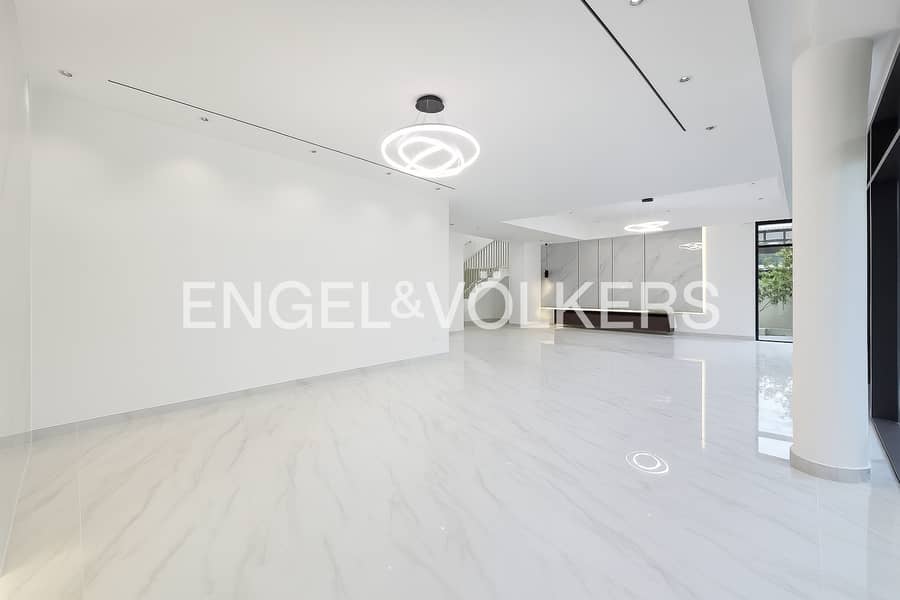 Upgraded Corner Villa | Modern | Bright