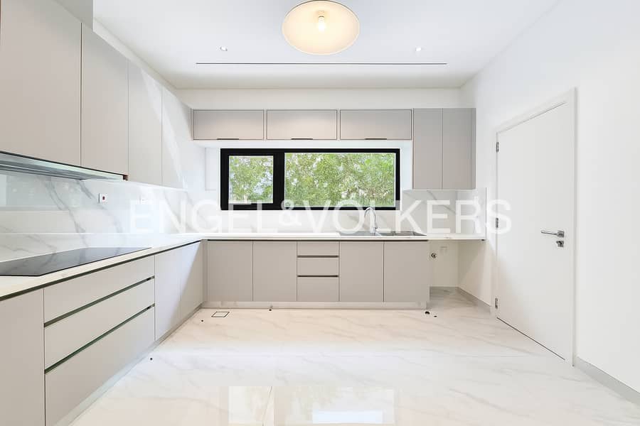 Upgraded Corner Villa | Modern | Bright