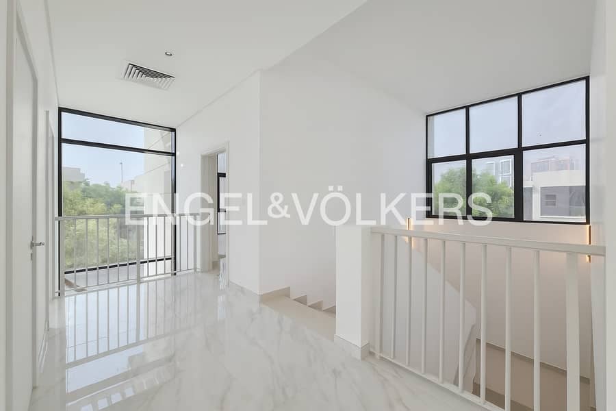 Upgraded Corner Villa | Modern | Bright