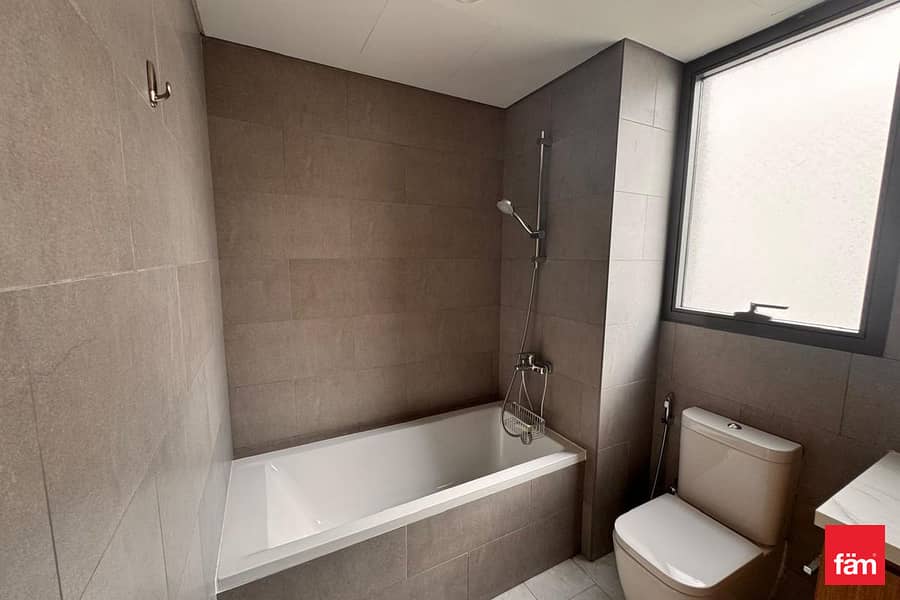 1 minutes to park , Good Deals - Image 10