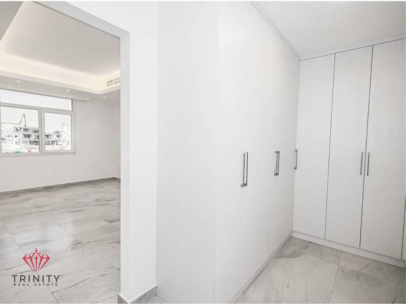 Spacious 4-Bedroom Luxury Villa - Image 6