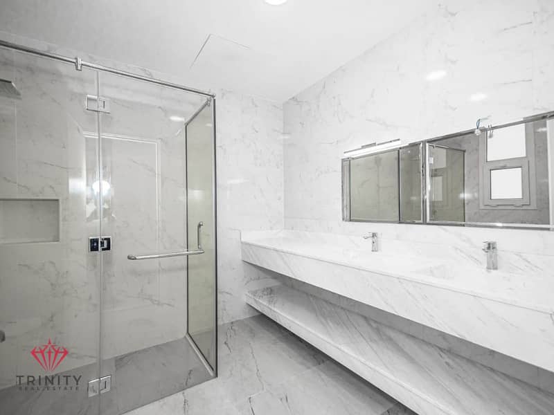 Spacious 4-Bedroom Luxury Villa - Image 10