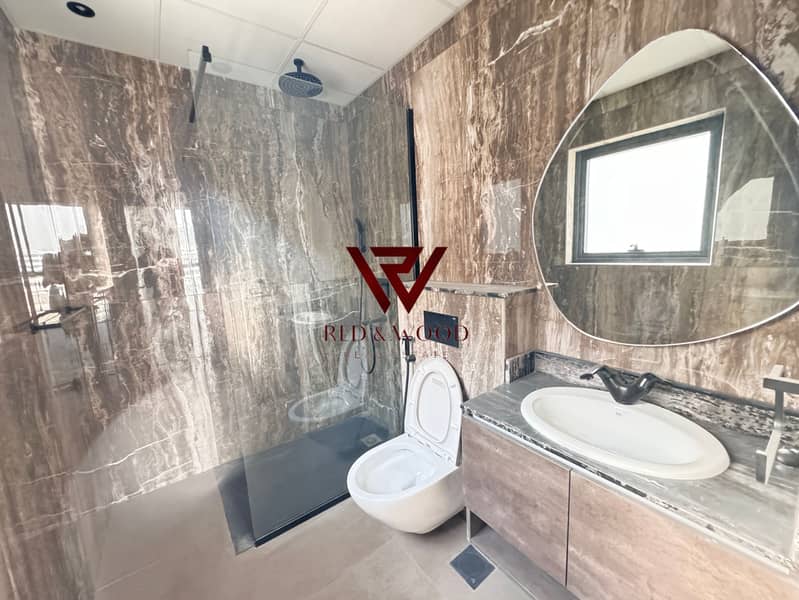 Luxury living || Huge Size || Fitted Kitchen