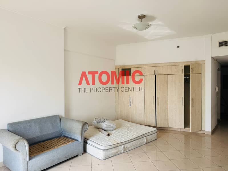 Studio with covered parking and balcony - Image 7