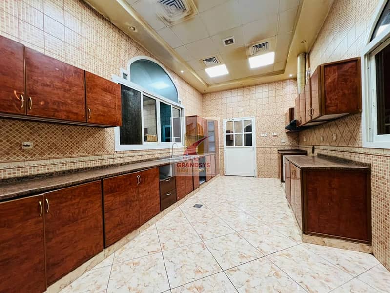 SPACIOUS LAYOUT ll 7 BEDROOMS ll HUGE LIVING AREA - Image 7