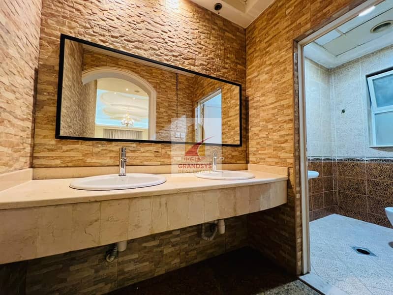 SPACIOUS LAYOUT ll 7 BEDROOMS ll HUGE LIVING AREA - Image 10