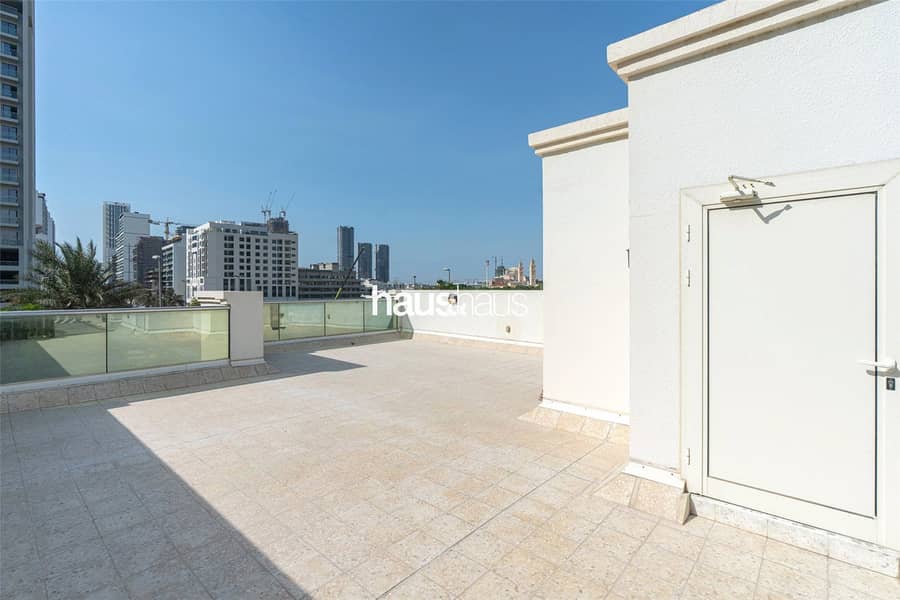 Vacant on transfer | Fully Furnished | Huge plot - Image 7